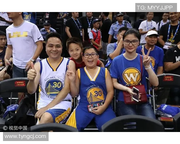 足球巨星亲临NBA赛场助威球迷热情高涨共庆体育盛事 足球巨星亲临NBA赛场助威球迷热情高涨共庆体育盛事