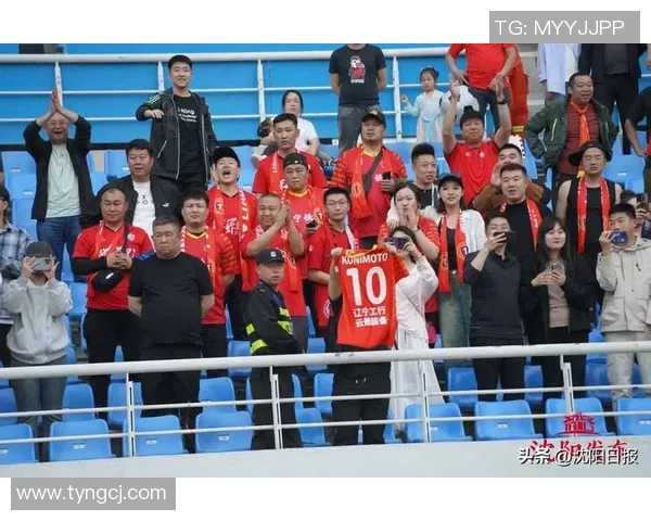 足球明星齐聚沈阳激情踢球引发球迷热潮盛况空前 足球明星齐聚沈阳激情踢球引发球迷热潮盛况空前